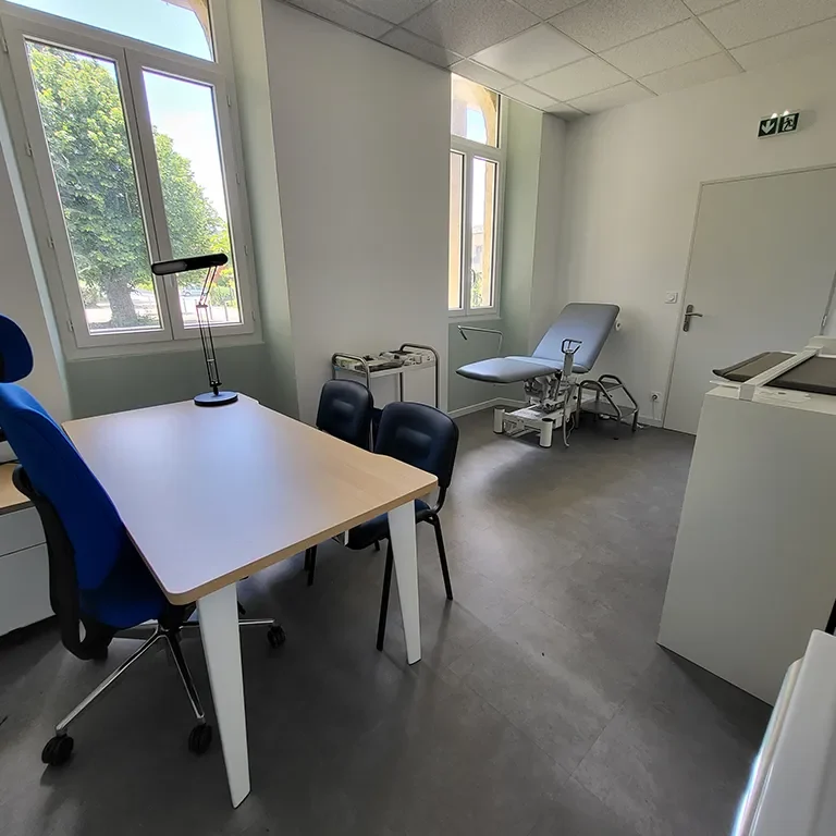 2 cabinets médicaux fonctionnels et lumineux